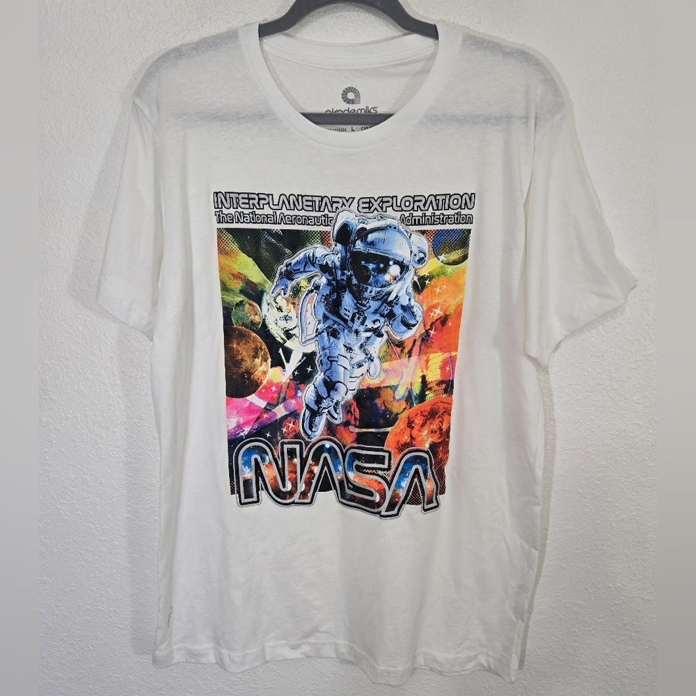 *NWT* NASA Space Lovers White Bright Graphic Tee Akademiks, size Large